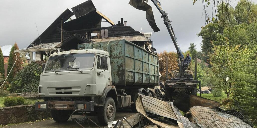 Вывоз мусора после пожара с утилизацией в Алейске в октябре
