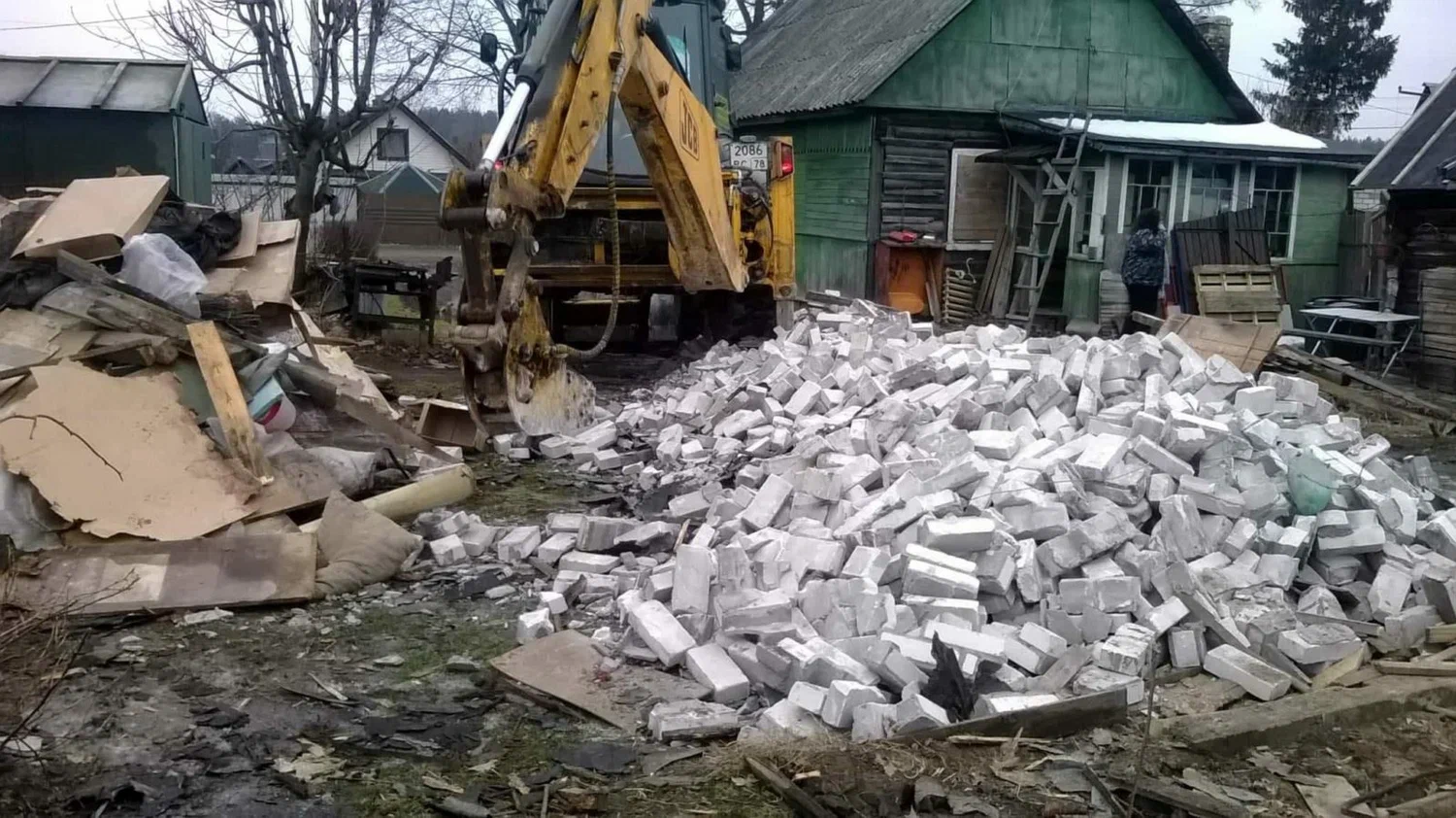Вывоз мусора после сноса здания в Алейске от ПроМусор – цена от 5156 руб., утилизация и уборка стройотходов