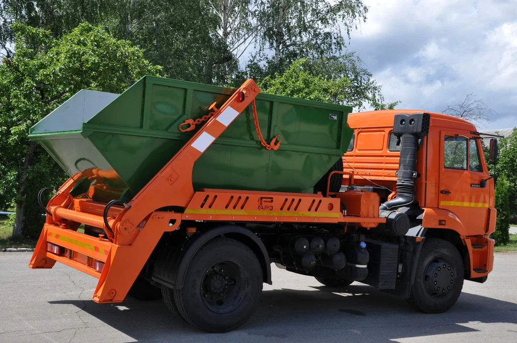 Заказ бункеровоза для вывоза мусора и отходов в Алейске в октябре
