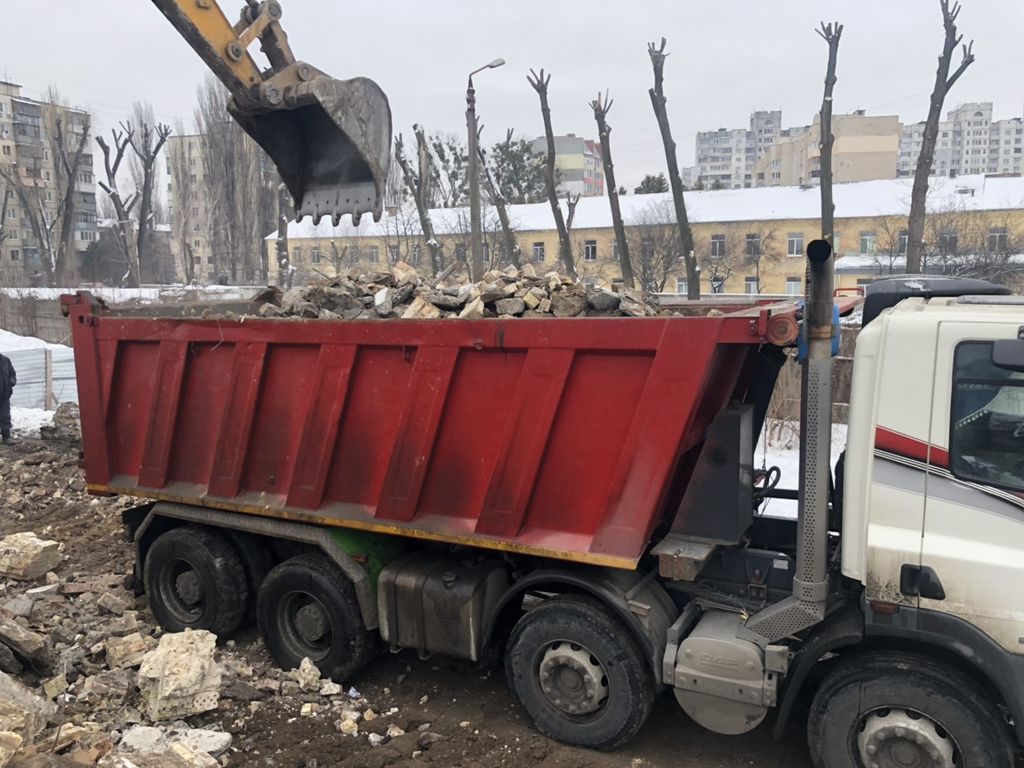 Вывоз мусора Камазом в Алейске в октябре