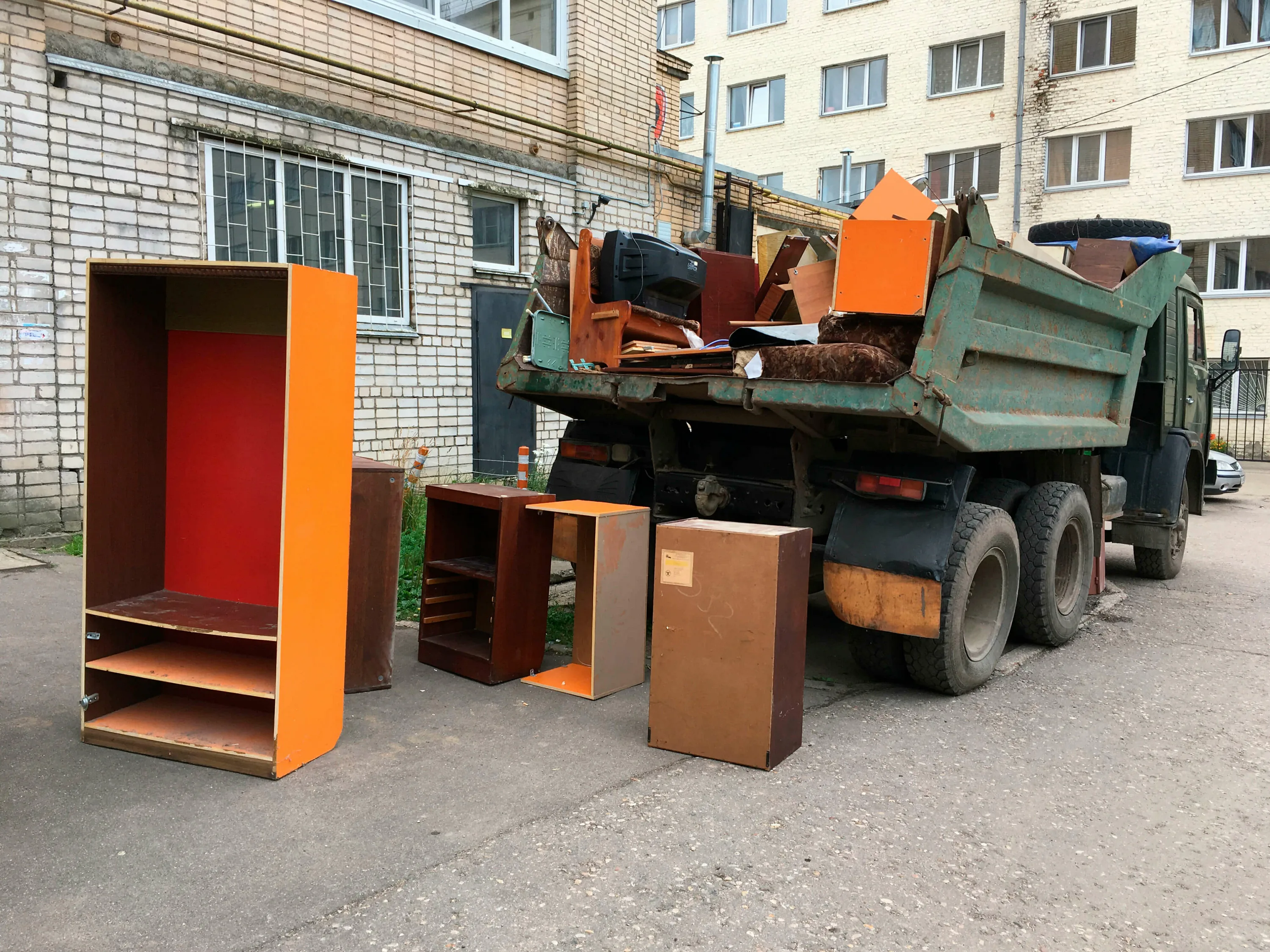 Утилизация старой мебели с вывозом и разбором в Алейске в октябре
