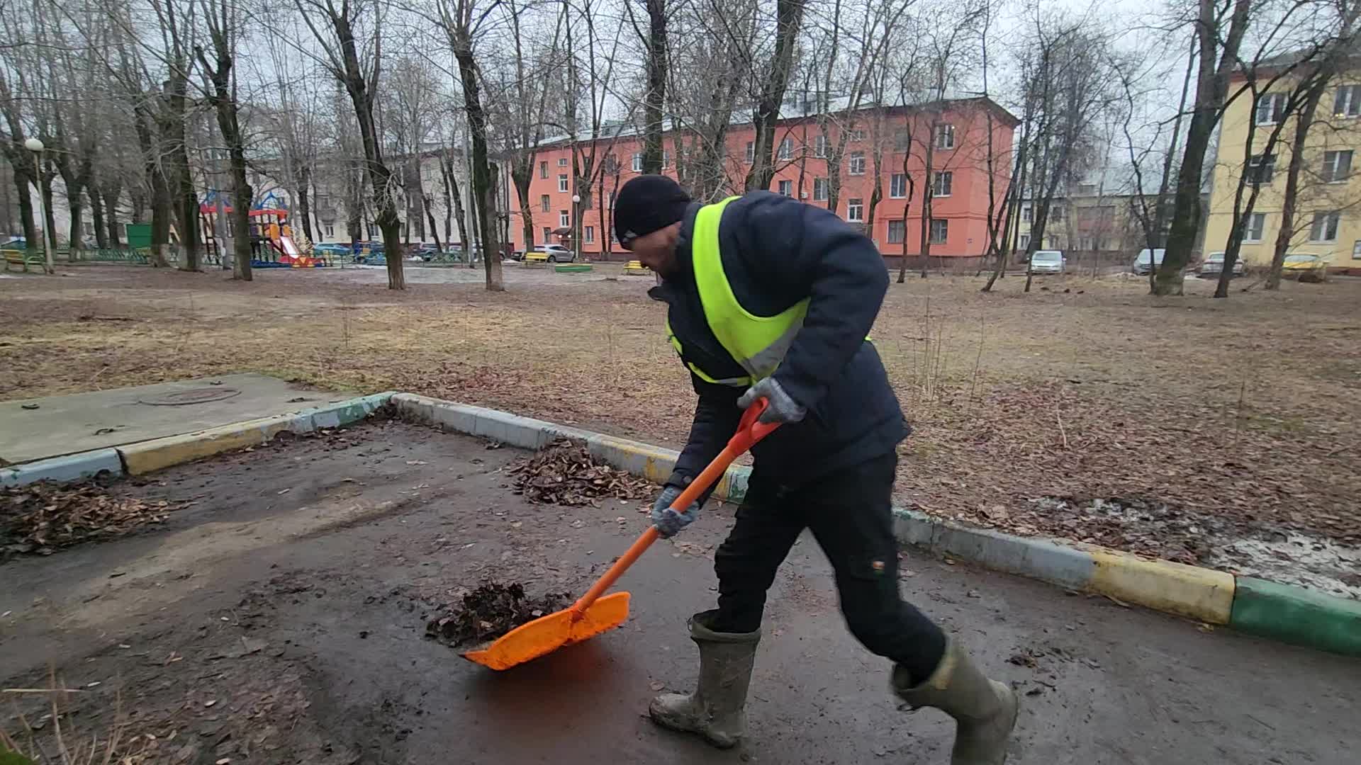 Уборка территорий в Алейске в октябре