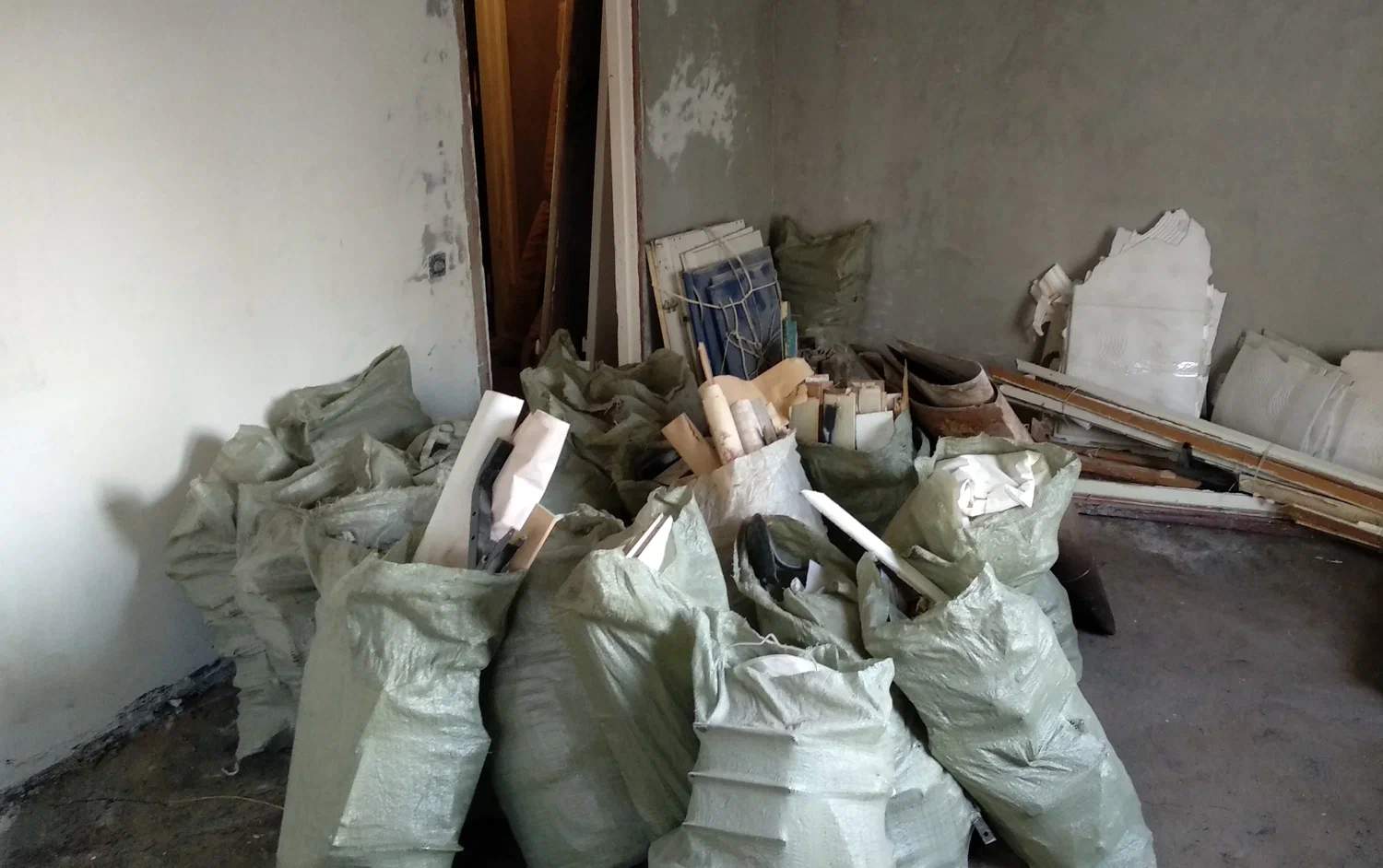 Уборка строительного мусора с вывозом и утилизацией в Алейске в октябре