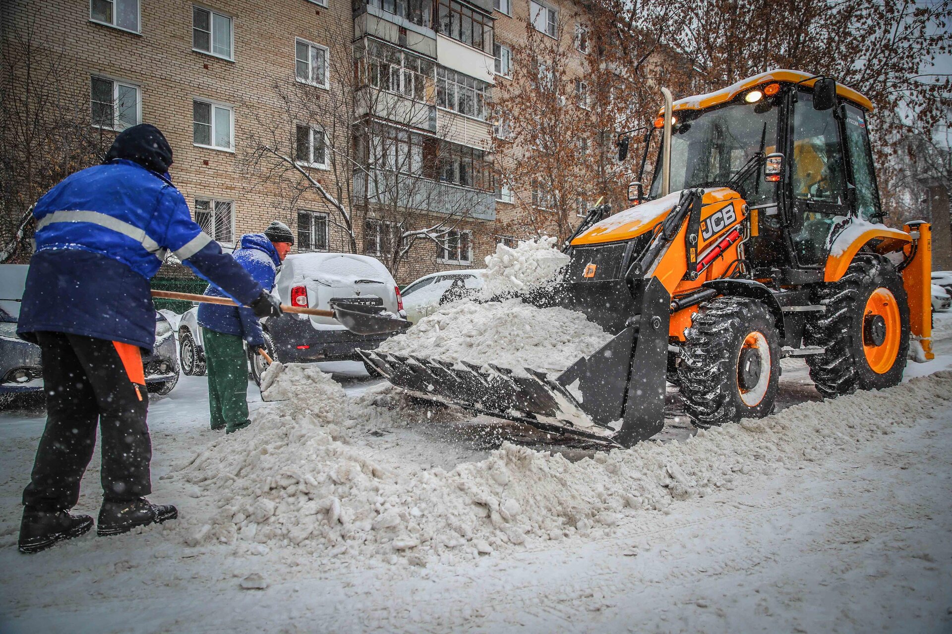 Очистка дворов от снега и наледи в Алейске — уборка снега, трактор и ручная, цены от 516 руб. | ПроМусор