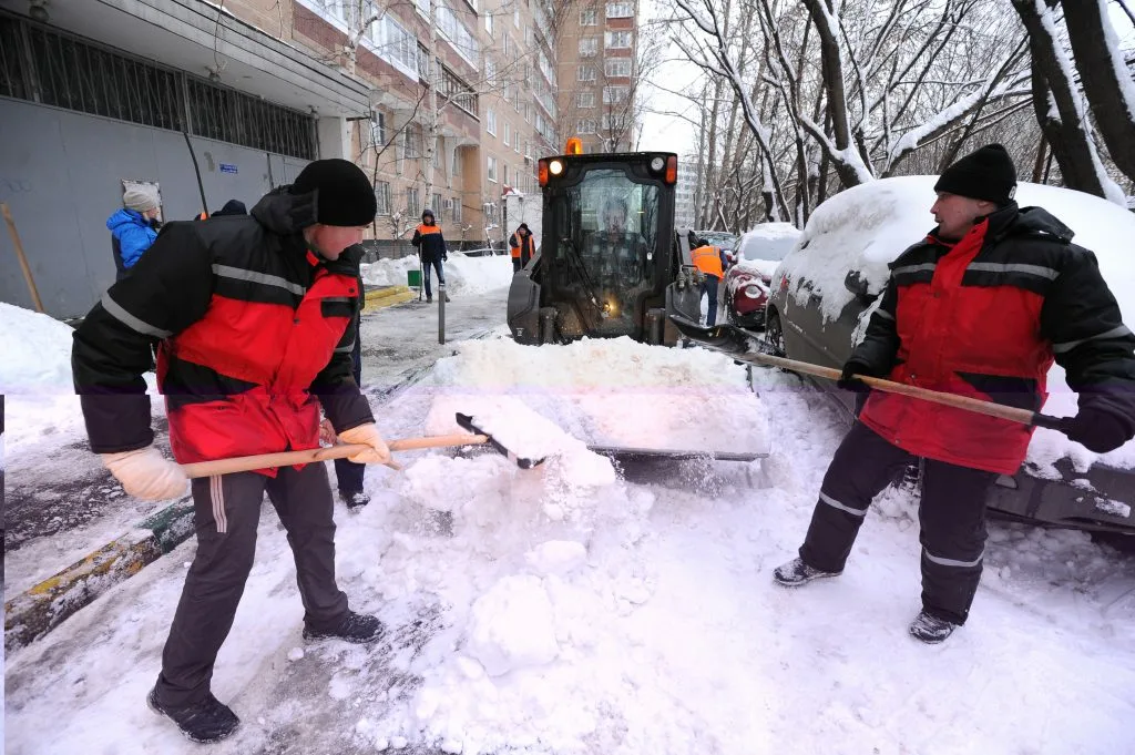 Очистка дворов от снега с гарантией результата в Алейске в октябре