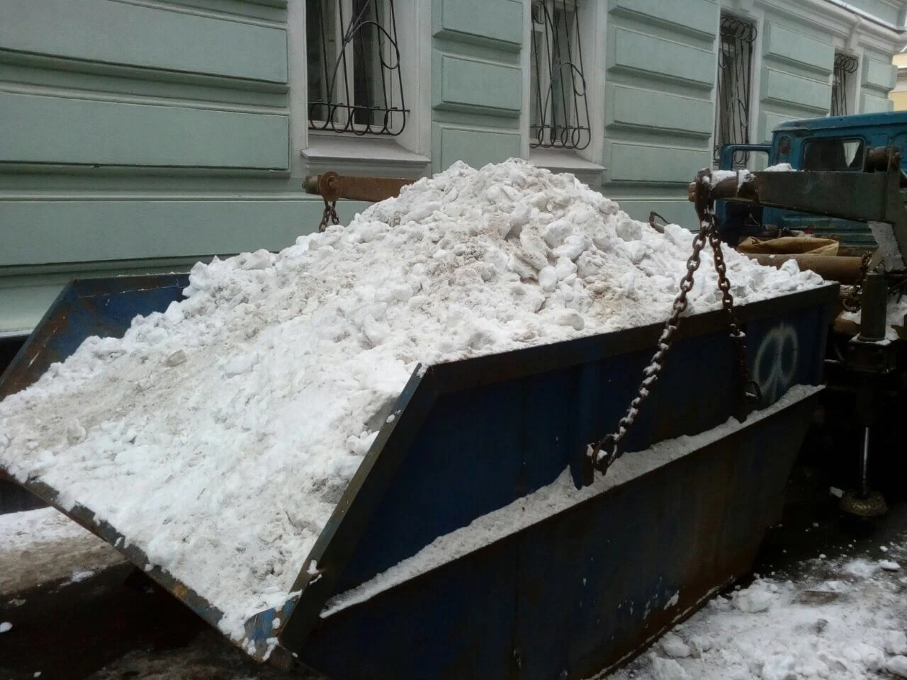 Вывоз снега контейнерами в Алейске в октябре